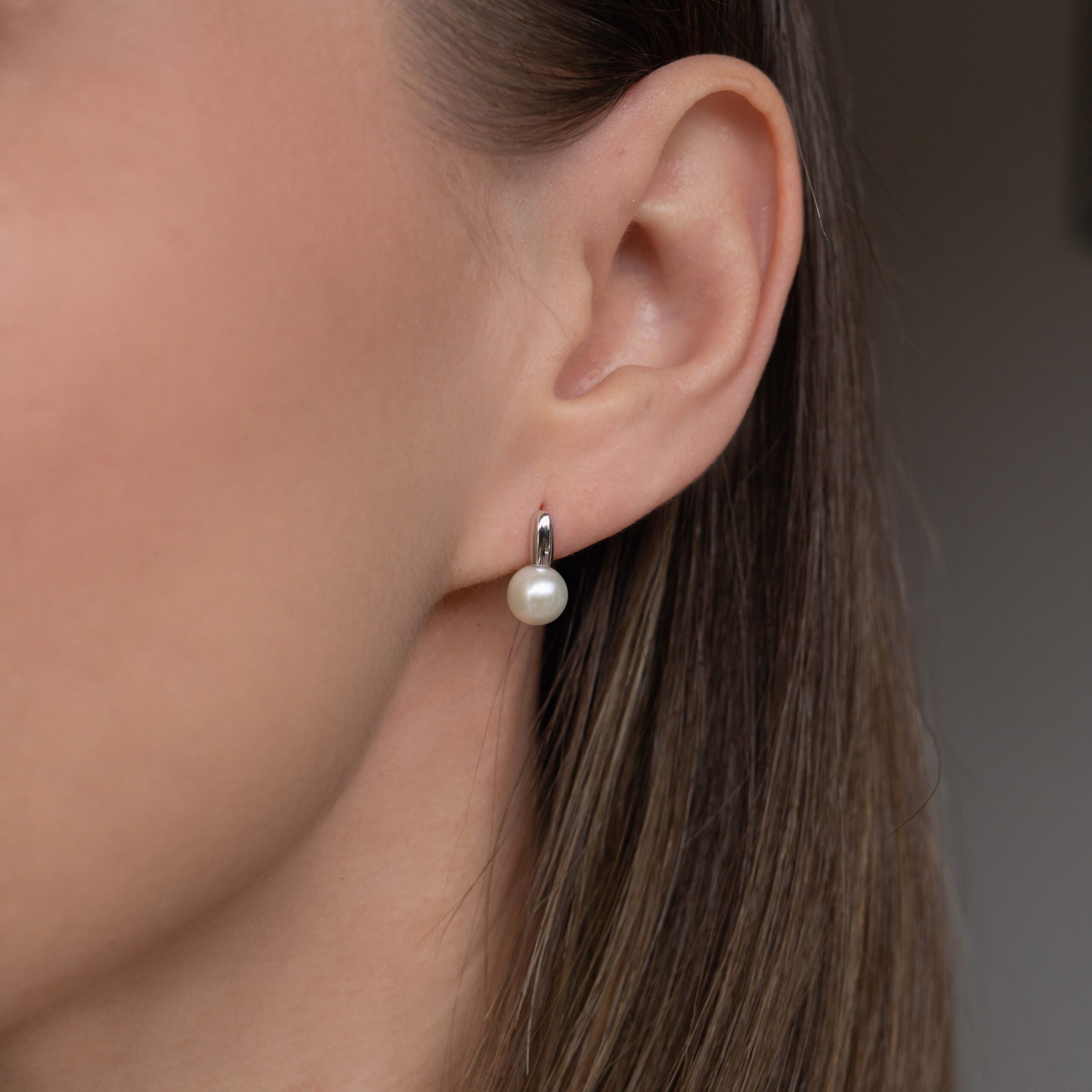 Cercei Blue cu perle albe de cultura de 7mm din aur alb de 14k