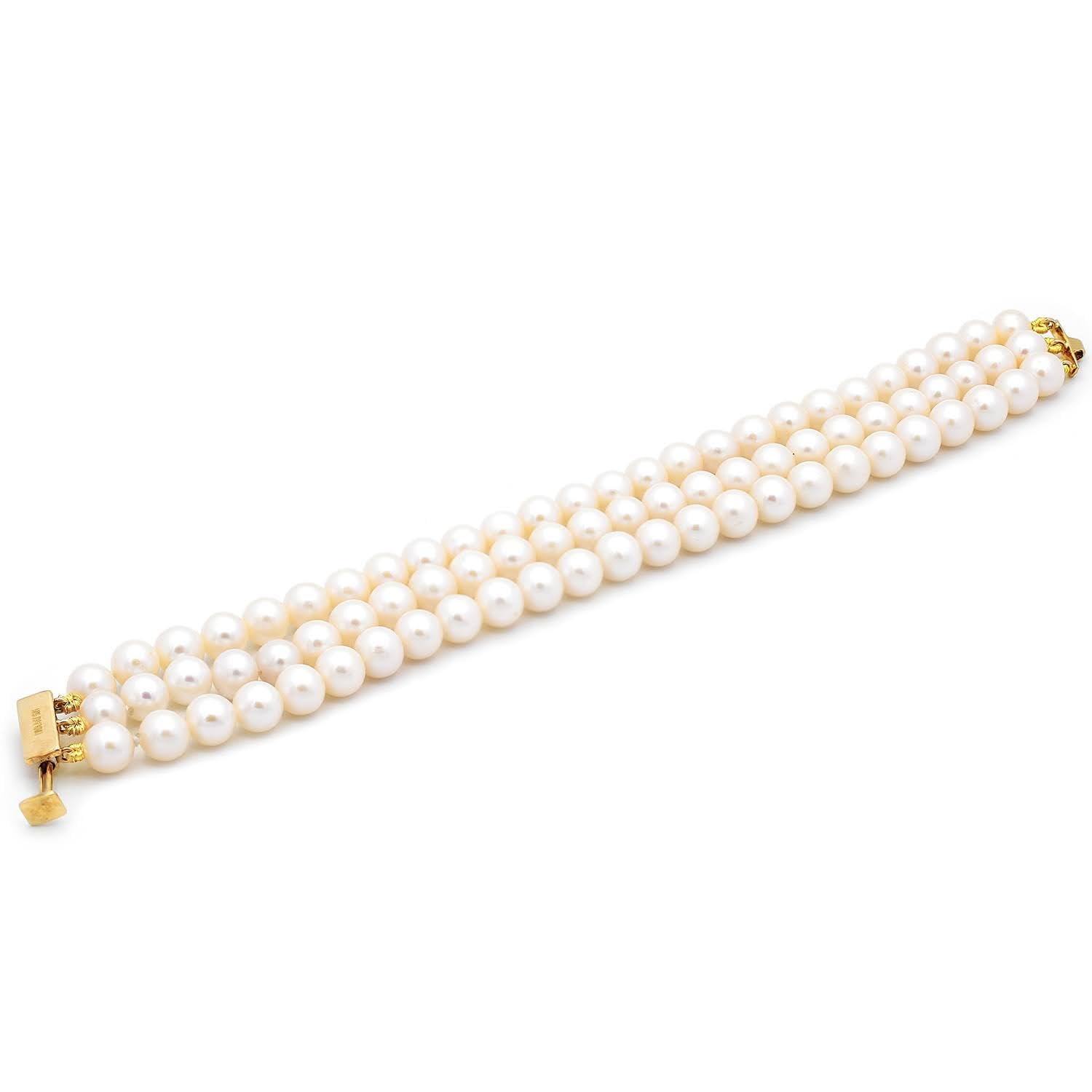 Bratara Diva cu trei siraguri de perle albe de cultura de 6mm cu inchizatoare din aur galben de 14k