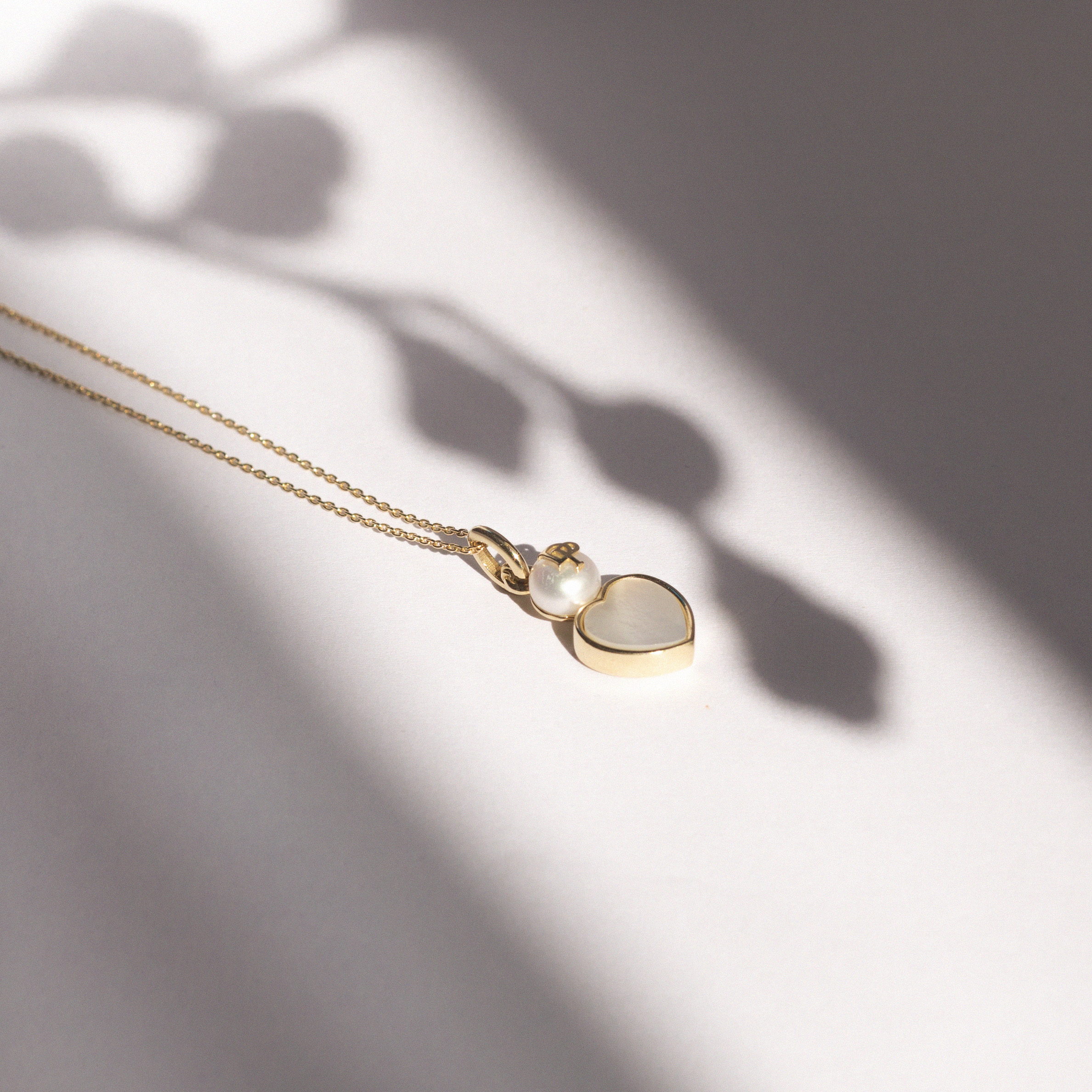 Colier Divine Pearl Max cu o perla alba de cultura de 6mm din aur galben si inima din mother of pearl