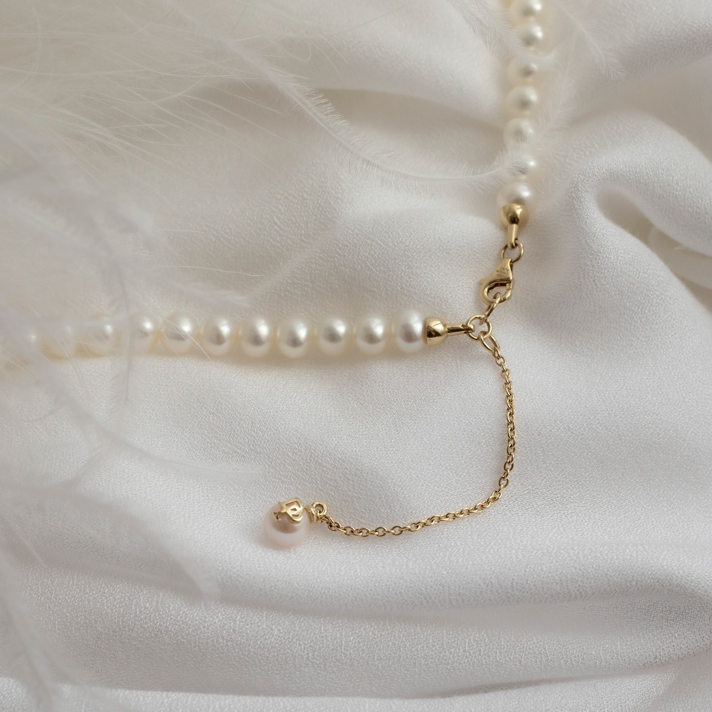 Colier Signature Bold cu perle albe de cultura de 8mm cu inchizatoare din aur galben de 14k