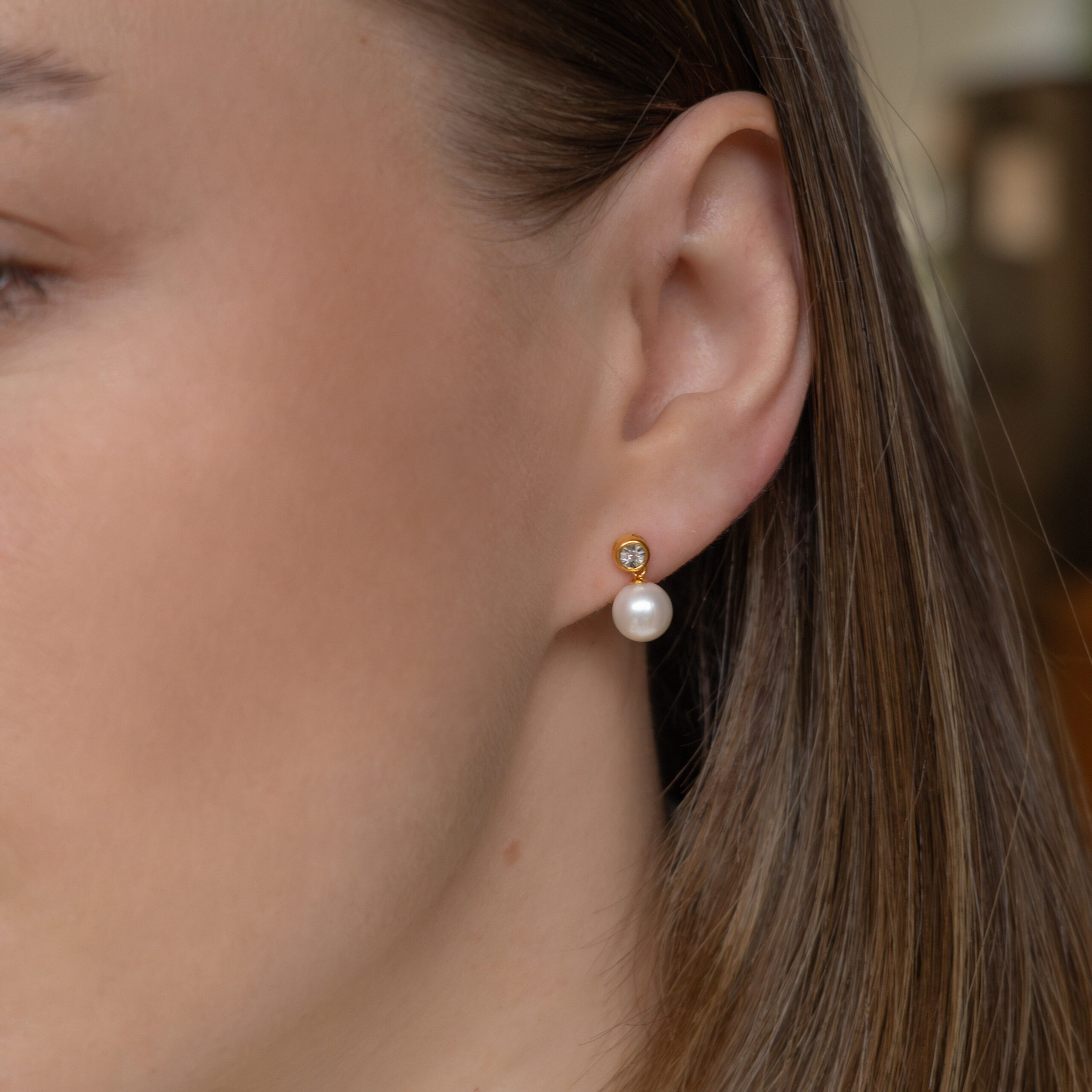 Cercei Puro cu o perla alba de cultura de 9mm si diamante de 0.02CT din aur galben de 18k