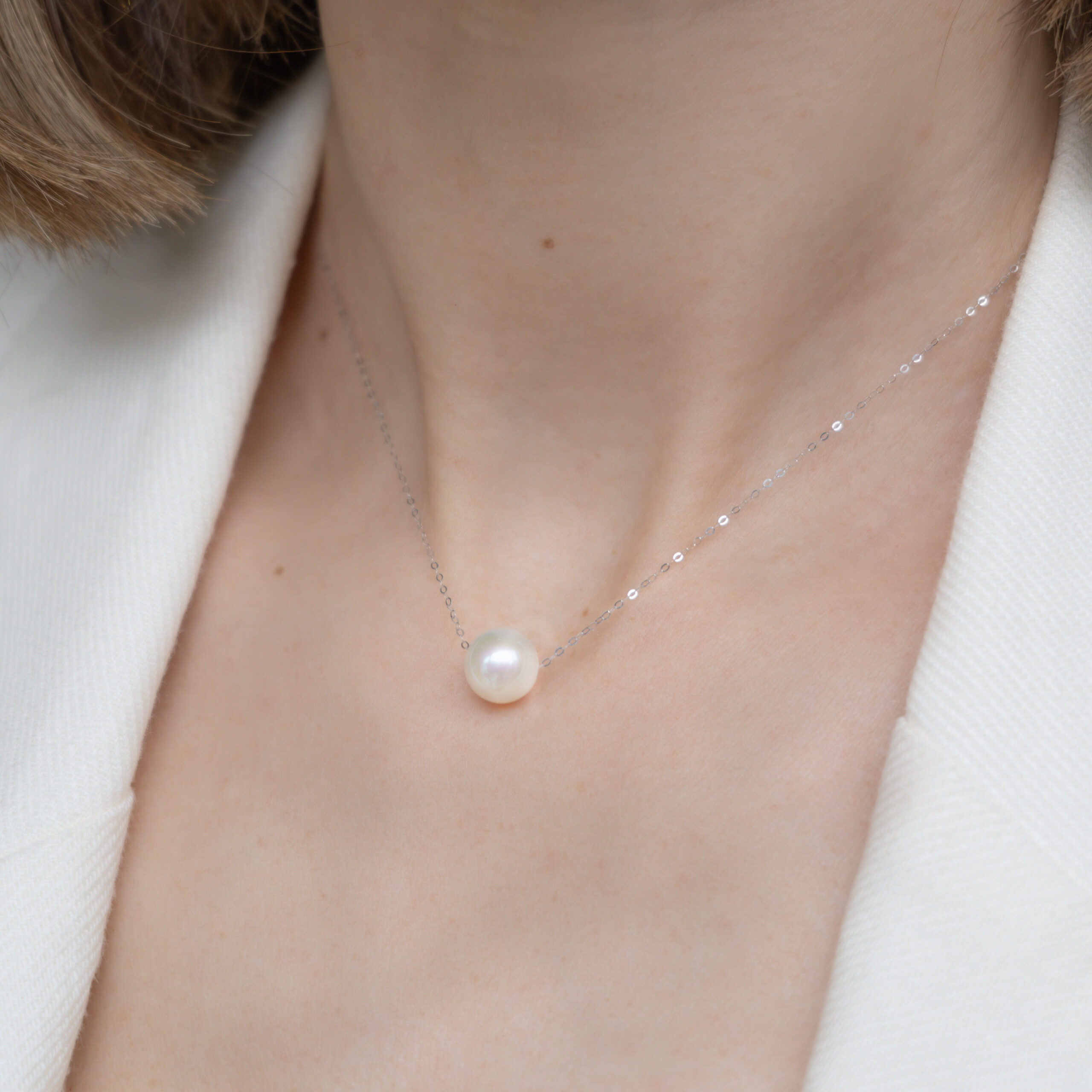 Colier Lucia cu o perla alba de cultura de 10mm din aur alb de 18k