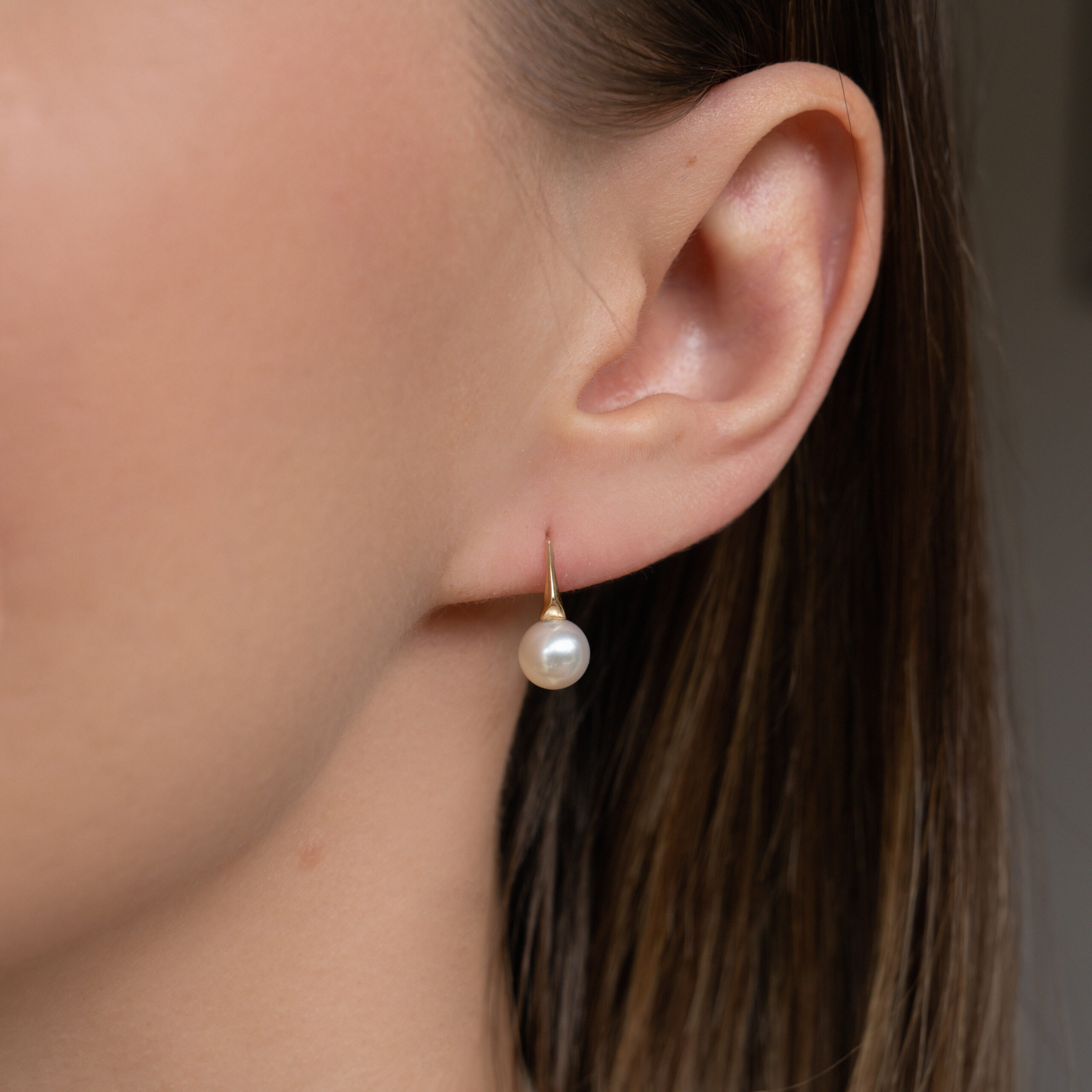 Cercei Spike cu o perla alba de cultura de 7.5-8mm din aur galben de 14k