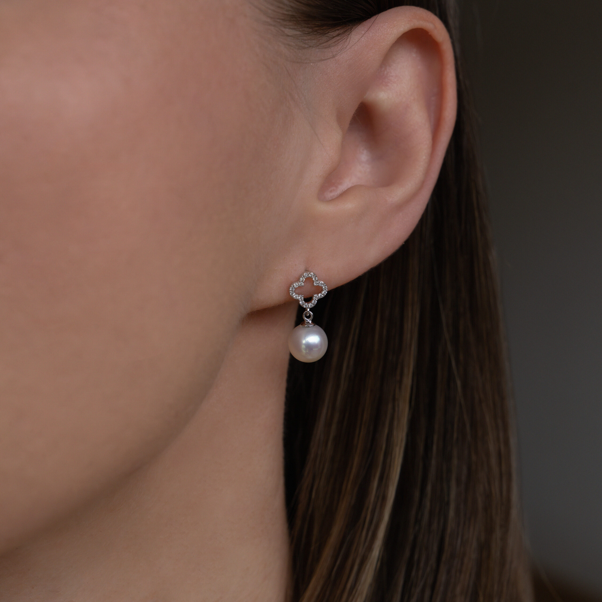 Cercei Supremo cu o perla alba de cultura de 7.5-8mm si diamante de 0.02CT din aur galben de 18k