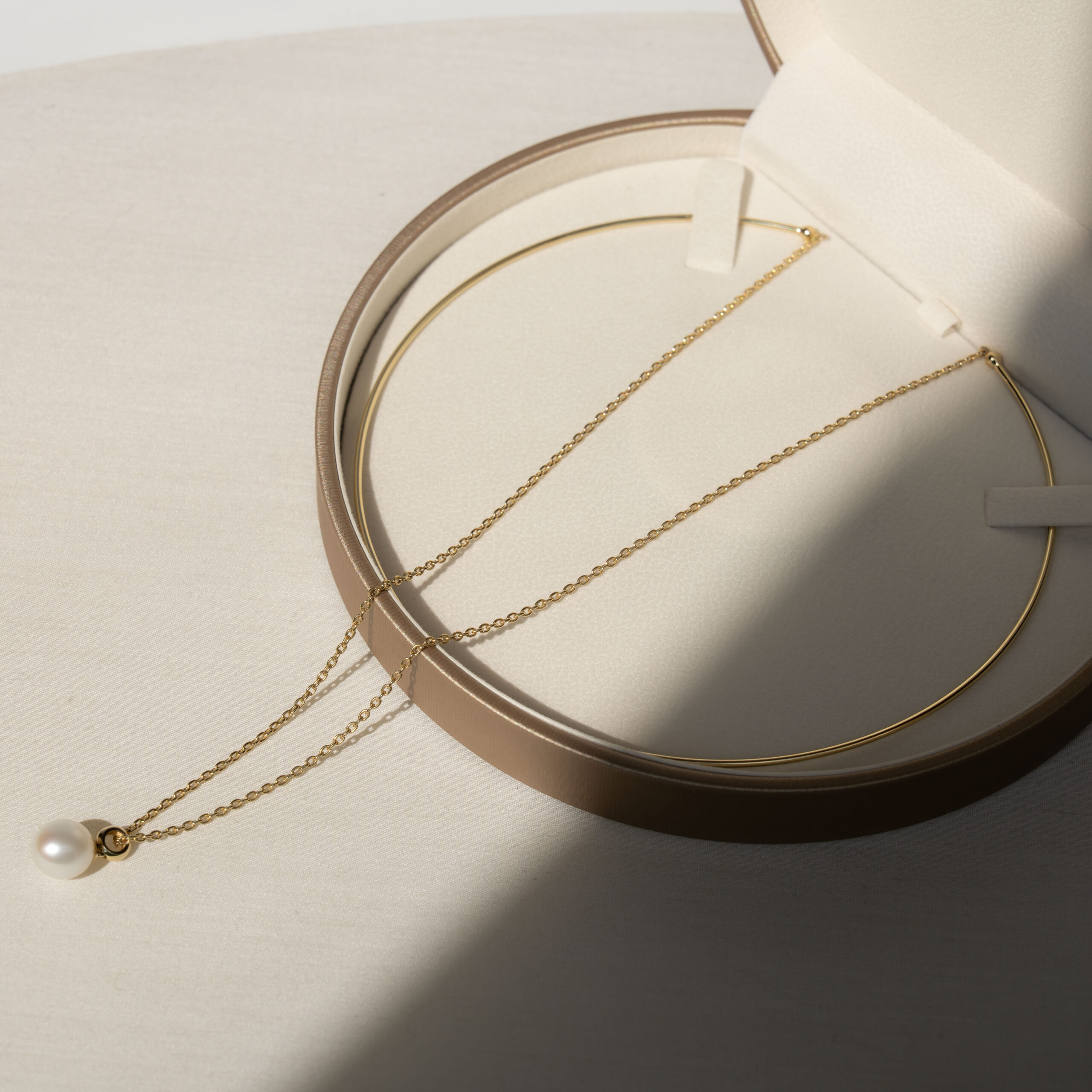 Colier Elipse cu perla alba de cultura de 8mm, din aur galben de 14k
