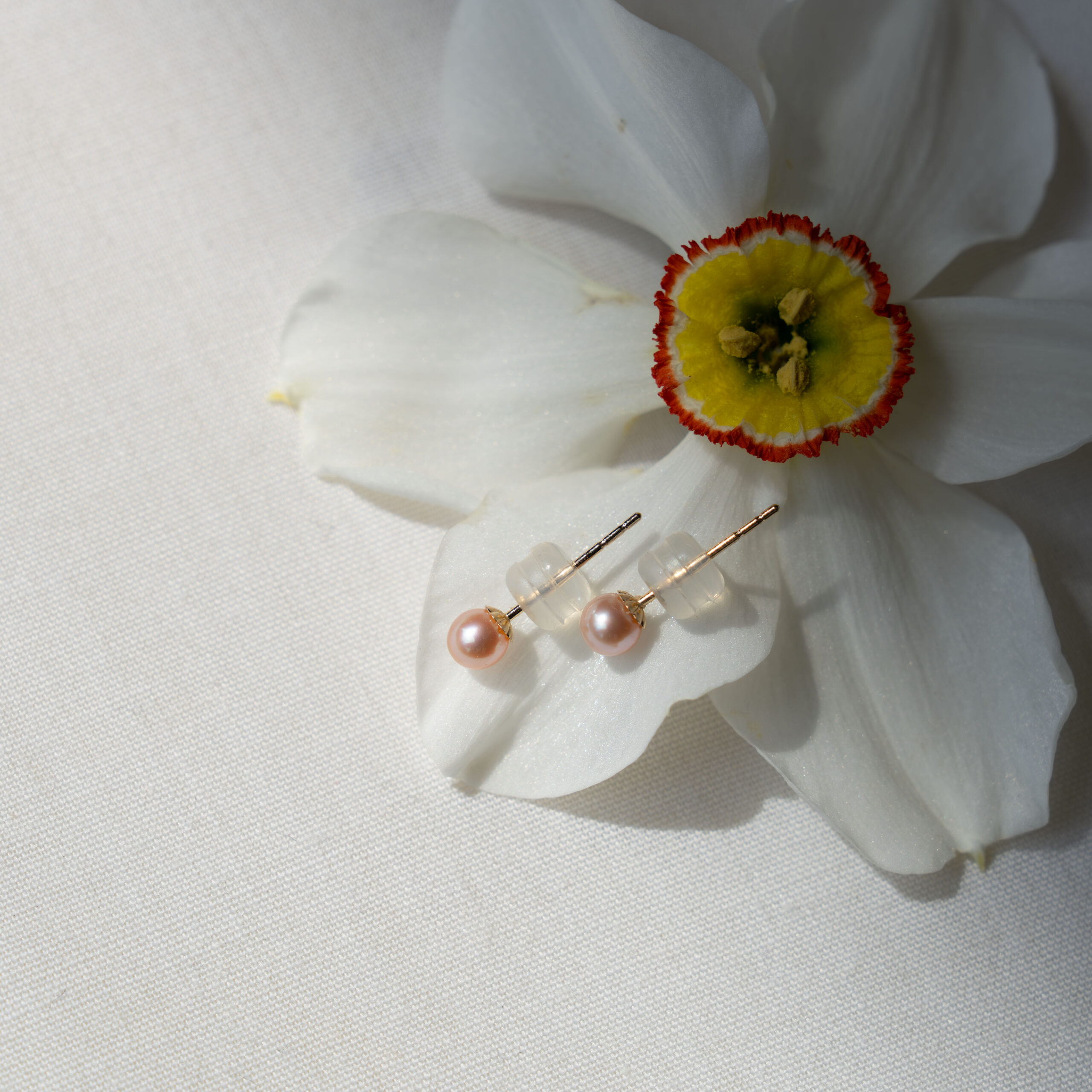 Cercei Pure cu perle roz de cultura de 3mm din aur galben de 18k