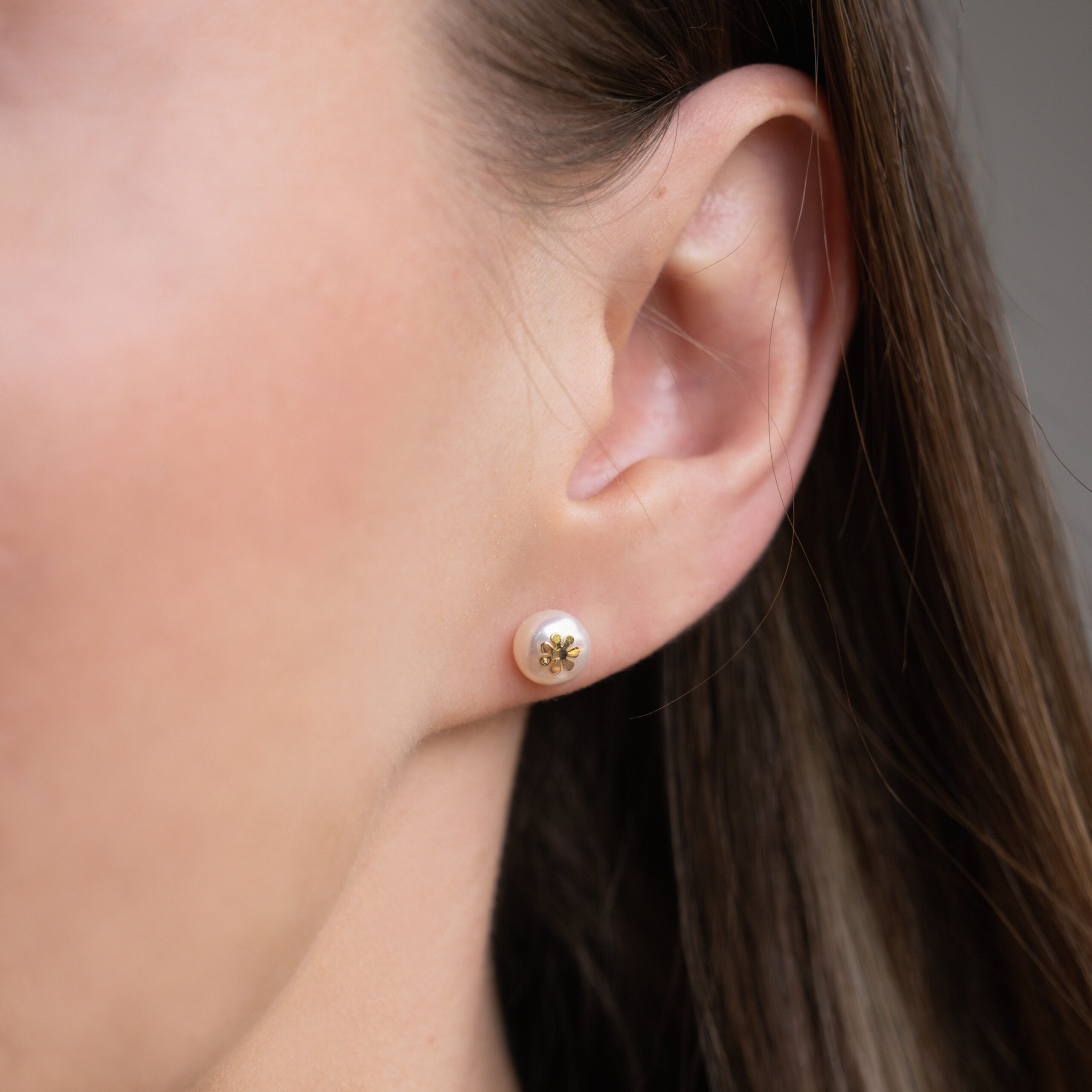 Cercei Full Flower cu perle albe de cultura de 7mm din aur galben de 14k