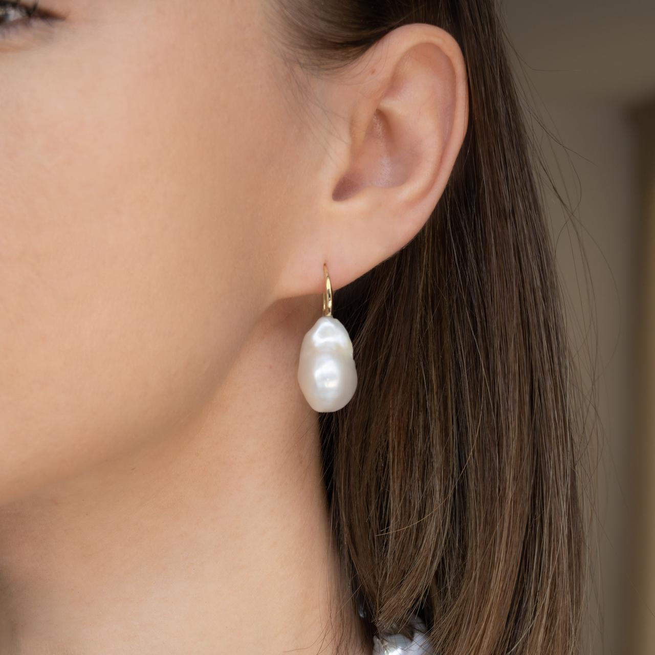 Cercei Day Baroque cu perla alba de cultura tip baroque din aur galben de 14k